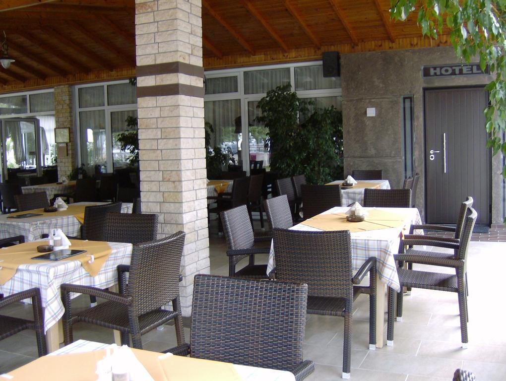 Hotel Lefkes Paralía Skotínis Buitenkant foto